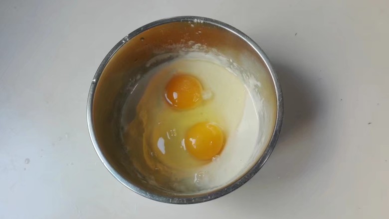 摊香葱萝卜末鸡蛋饼,打入两个<a style='color:red;display:inline-block;' href='/shicai/ 9'>鸡蛋</a>