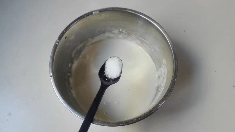 摊香葱萝卜末鸡蛋饼,放半小勺盐