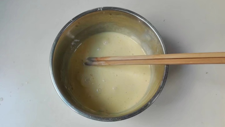 摊香葱萝卜末鸡蛋饼,搅拌均匀