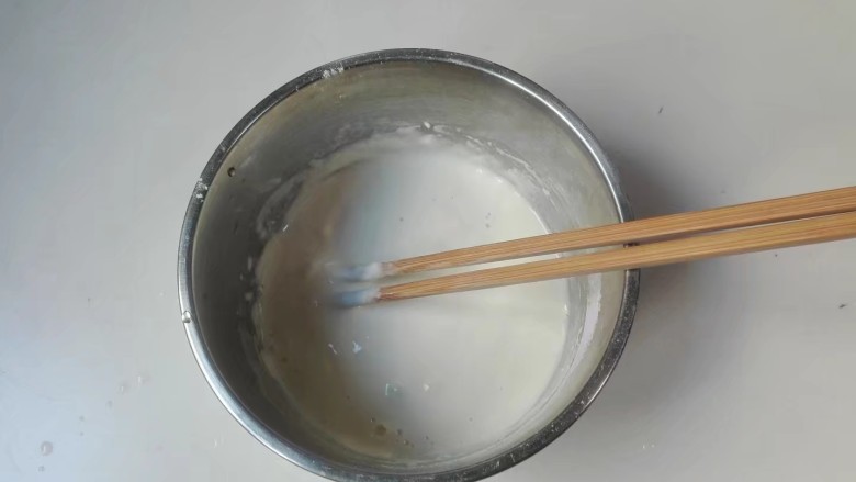 摊香葱萝卜末鸡蛋饼,搅拌均匀