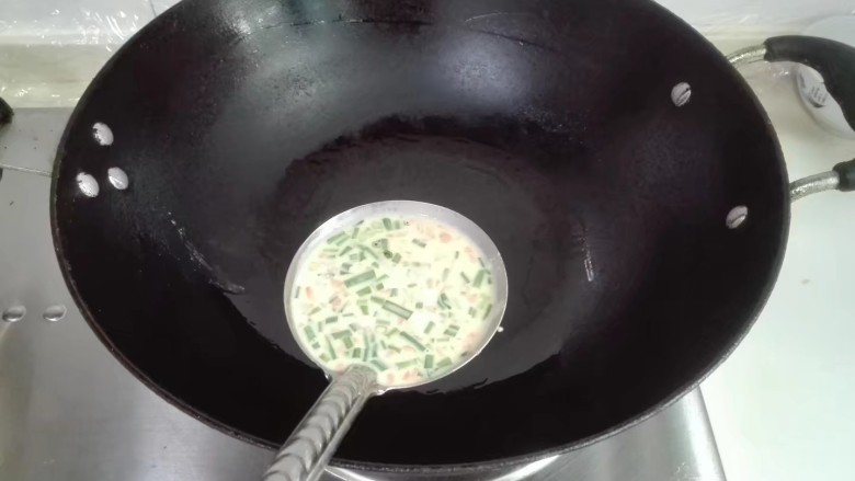 摊香葱萝卜末鸡蛋饼,锅热滴几滴油抹匀锅底放一大勺鸡蛋面糊进锅