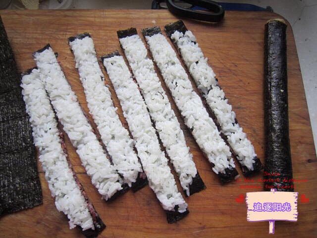 花朵🌺寿司🍣,将寿司饭切成1.5-2cm的条。(7条就可以做一个寿司)