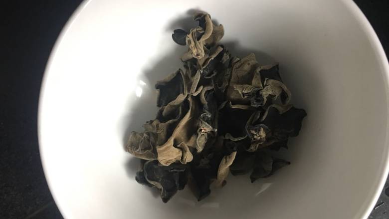 家常芥末木耳,干木耳7-8朵;