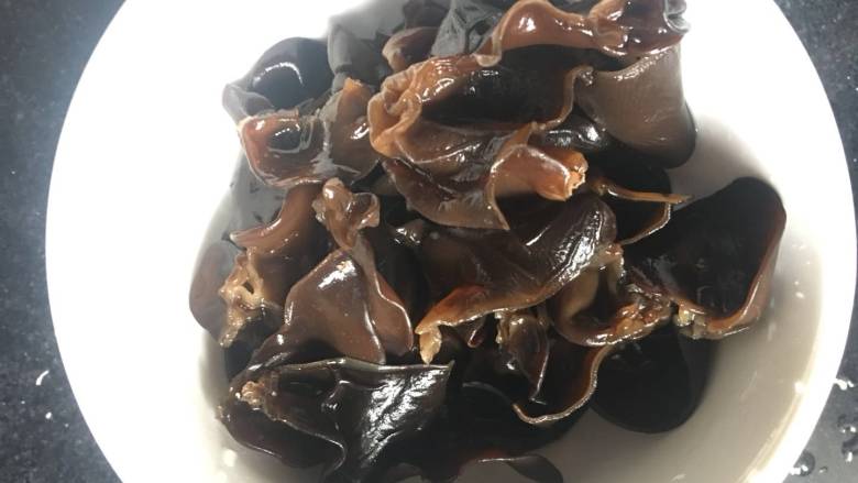 家常芥末木耳,温水泡发后撕成小朵;