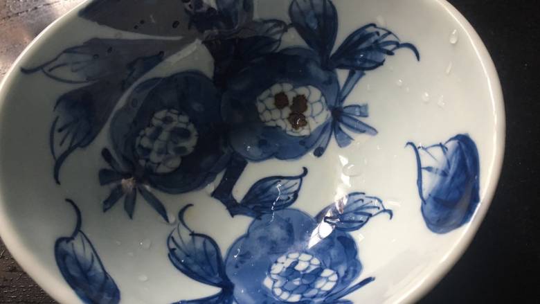 家常芥末木耳,准备一个最喜欢的小碗碟;