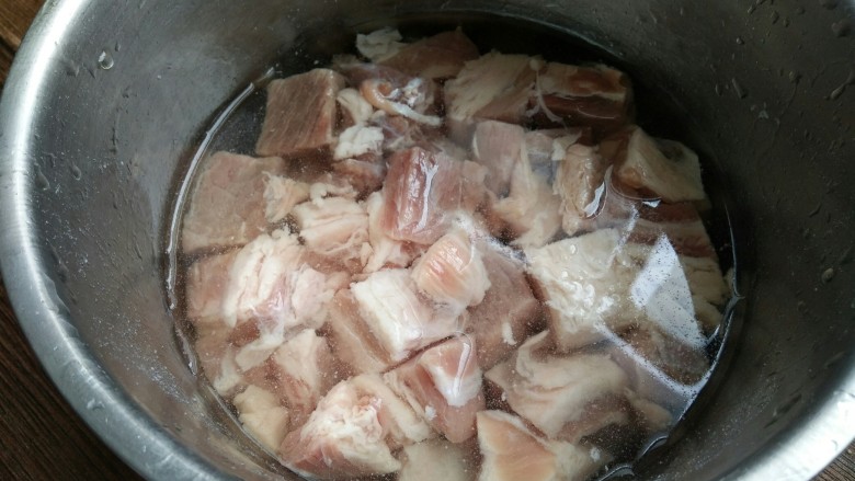 香辣牛肉酱,先把牛肉泡水吧,我感觉吧,泡水会比较放心电,选择哪个部位的肉对我来说不重要了