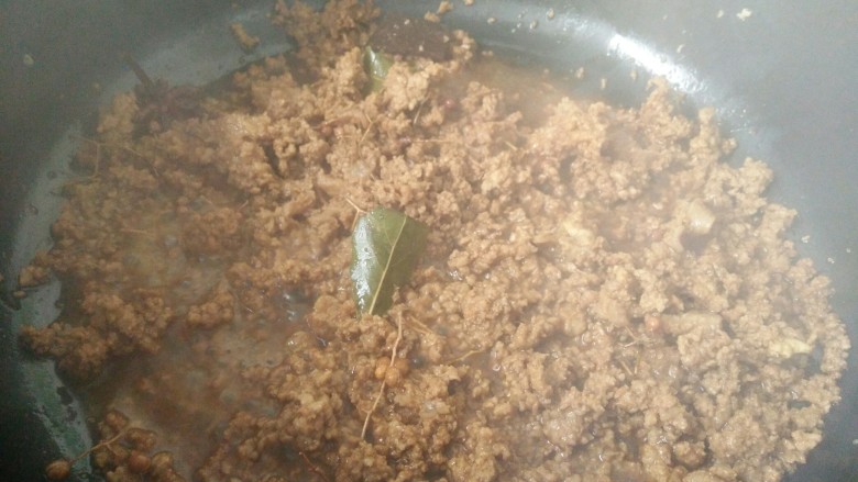 香辣牛肉酱,炖煮至熟烂,汤汁所剩不多了,来还继续蒸发水份