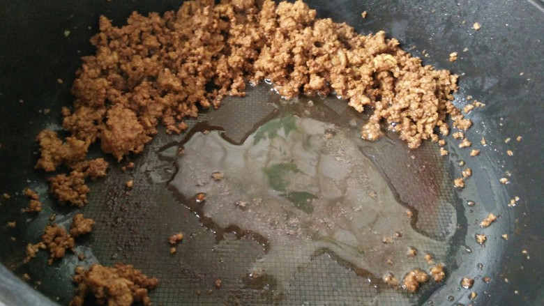 香辣牛肉酱,炒到没有水份后,加油,向图中那样
