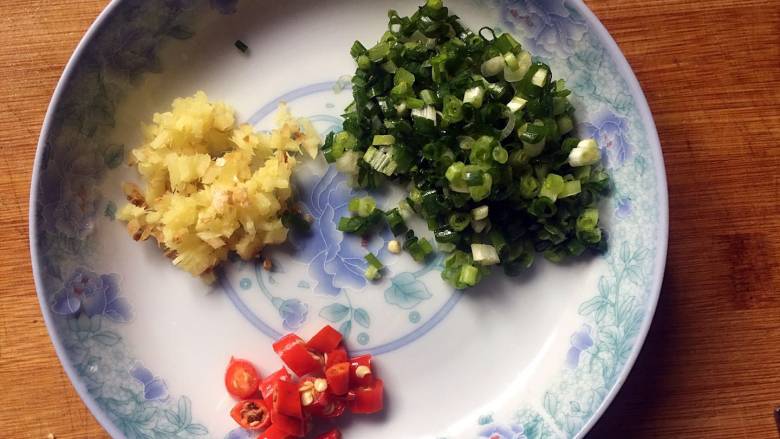 可乐烧豆腐,葱、姜切碎,红椒切圈,备用;