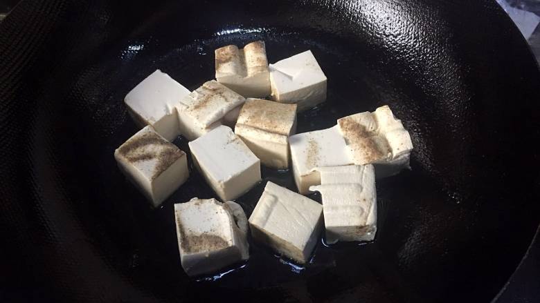 可乐烧豆腐,起油锅,小火,一块块下入豆腐;