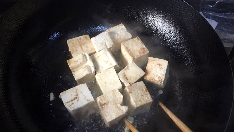 可乐烧豆腐,小火慢煎,翻身;