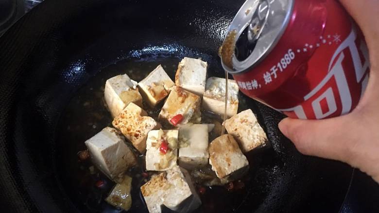 可乐烧豆腐,倒入可乐;