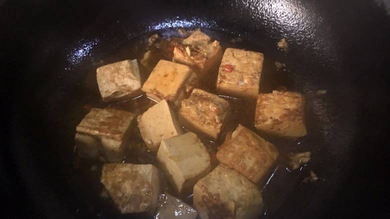 可乐烧豆腐,可乐大概与豆腐齐平,大火煮开后,再小火煮;