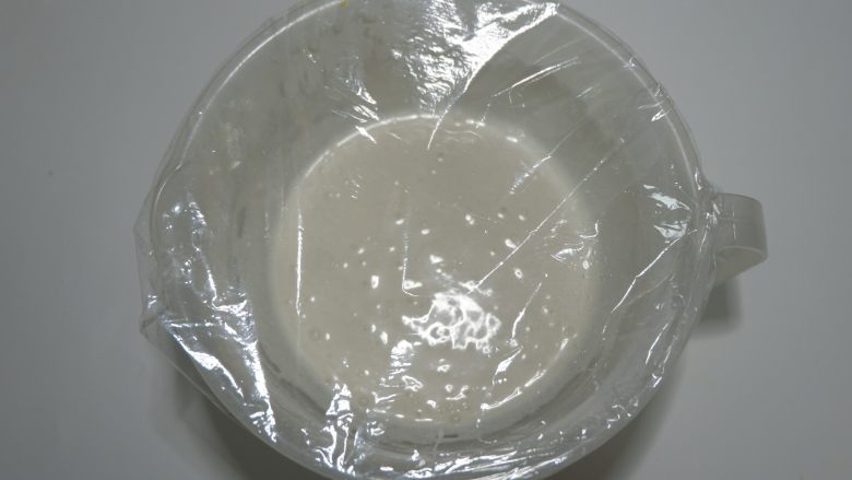 全麦椰片麻薯软欧面包,盖上保鲜膜