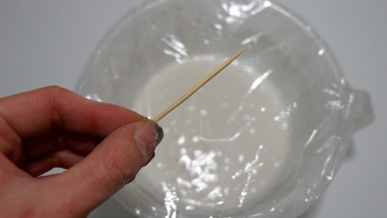 全麦椰片麻薯软欧面包,用牙签扎几个洞,然后放入微波炉或者蒸锅将其弄熟即可。