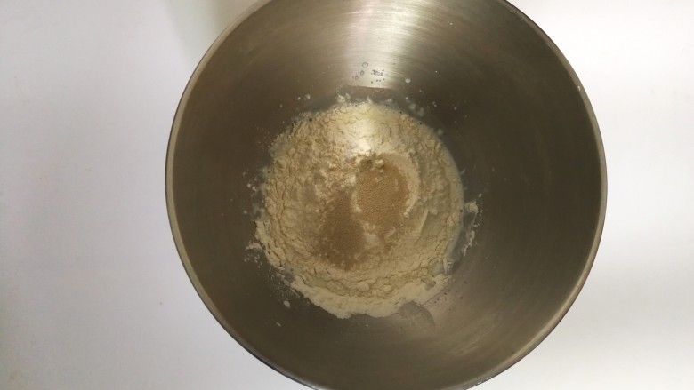 抹茶麻薯面包(一次发酵法),面包材料,除黄油以外放入和面盆里
