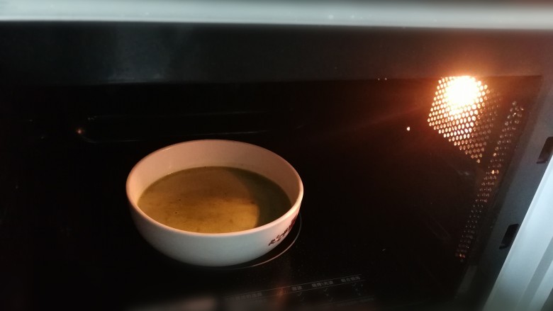 抹茶麻薯面包(一次发酵法),放入微波炉高火一分钟后取出搅拌,再高火一分钟再取出搅拌~~~