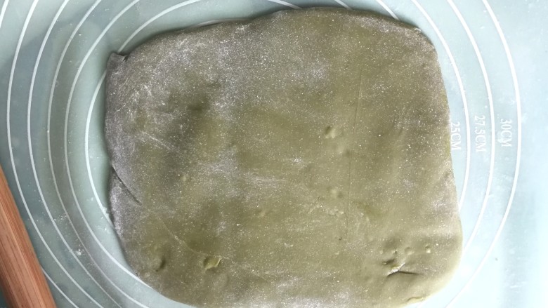 抹茶麻薯面包(一次发酵法),抹茶麻薯取出,用少许粉防粘,也擀成比面团小的方形