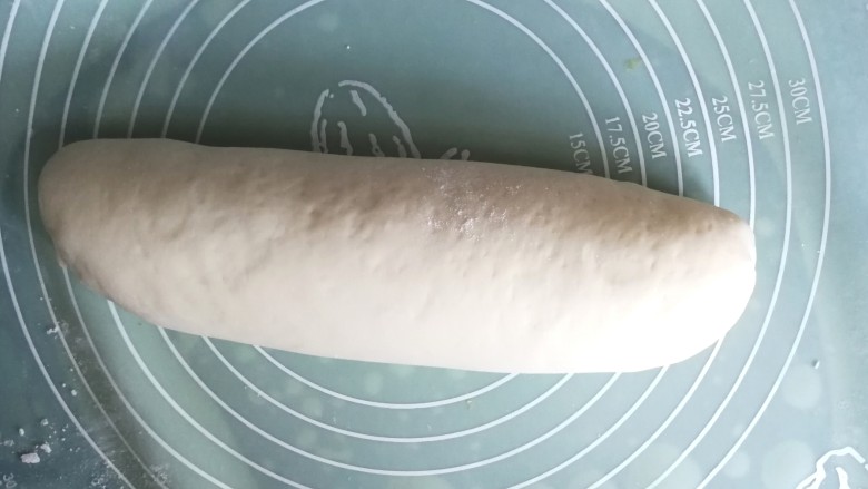 抹茶麻薯面包(一次发酵法),卷起来,收口捏紧朝下