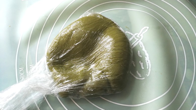 抹茶麻薯面包(一次发酵法),准备一个保鲜袋,里面抹一层色拉油,各个角落都要抹到位哦,放入抹茶麻薯,各种揉揉揉~~,揉一会它更好吃,做好后冷藏待用