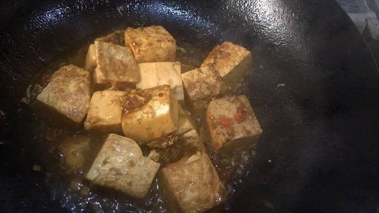 可乐烧豆腐,大火烧开,收汁;
