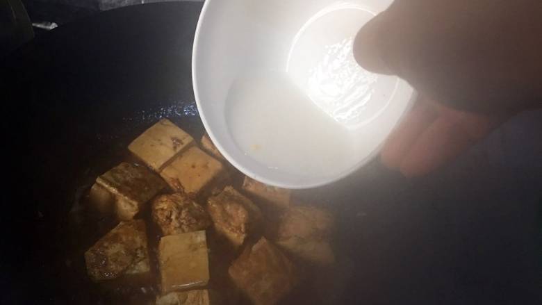 可乐烧豆腐,煮至汤汁还剩小半时,倒入芡汁勾芡;