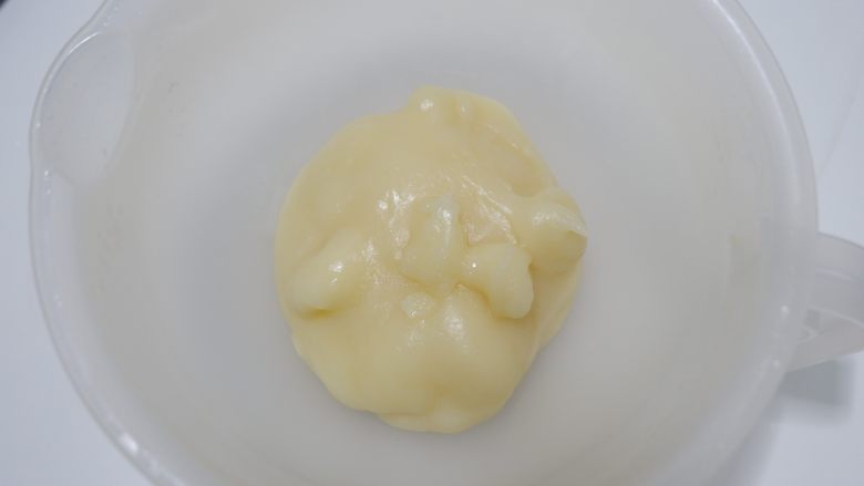 全麦椰片麻薯软欧面包,揉好的糯米团,拉伸是非常有韧性的。