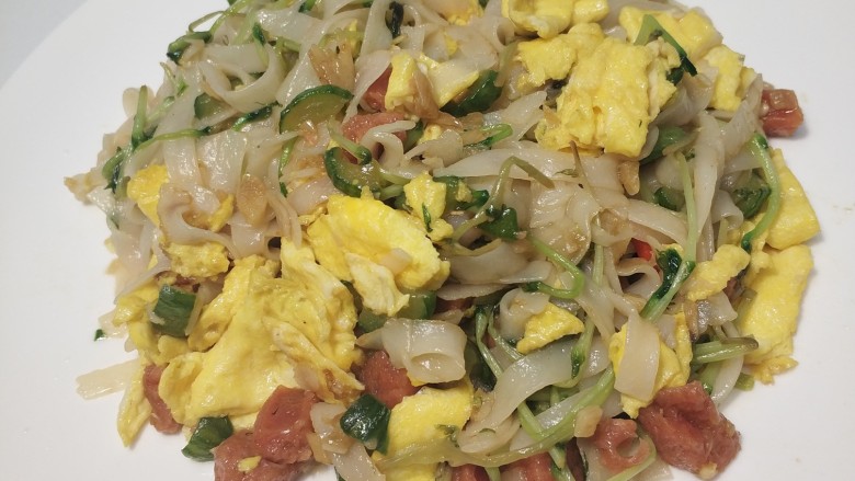 蛋炒果条,搞定!豆芽+火腿+黄瓜丁版蛋炒果条,换配菜也可以,如下: