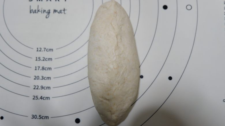 全麦椰片麻薯软欧面包,像包饺子一样从左右两侧捏起来,捏实,翻过来整形成橄榄状