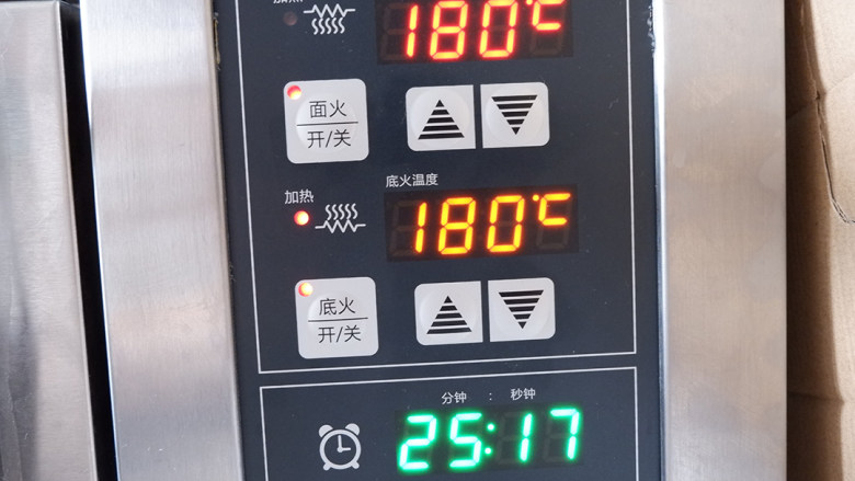 全麦椰片麻薯软欧面包,烤箱预热10分钟以上
180度上下火,烘烤25分钟左右 观察上色,满意后盖锡纸 我用的是商用平炉烤箱,大家根据自己烤箱情况调节温度与时间