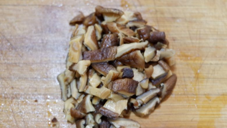 卡通小熊豆腐糯米包便当,香菇放水中泡发。泡发好,沥干水份切成丁。