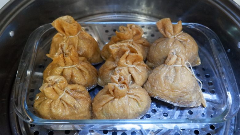 卡通小熊豆腐糯米包便当,放在盘子上,放入蒸锅,大火烧开水转中火50分钟左右即可。