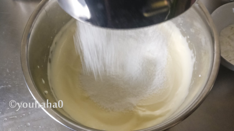 百香果旋涡蛋糕,筛入蛋糕粉,将面糊上下切拌拌匀