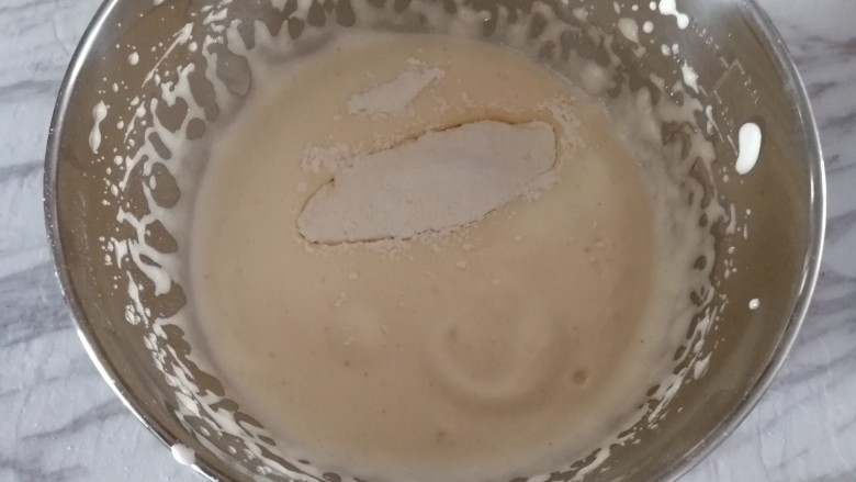 橙汁卡通小蛋糕,放入低粉,玉米淀粉,盐搅拌。