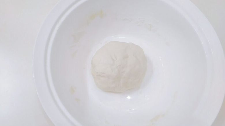 做饼+香葱煎饼,面粉揉成团之后,用湿布盖起来,常温醒半个小时。