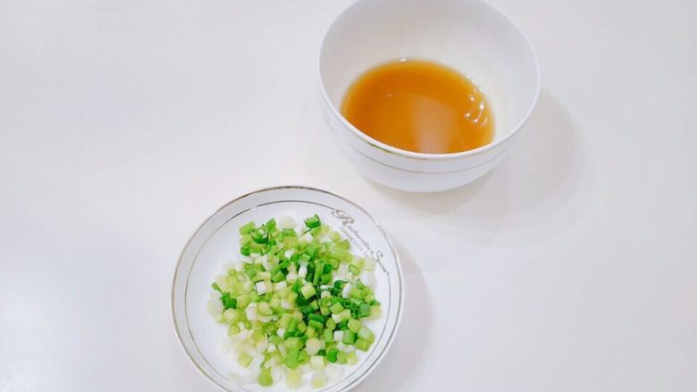 做饼+香葱煎饼,<a style='color:red;display:inline-block;' href='/shicai/ 157'>小葱</a>切葱花,待用。