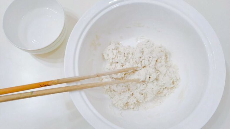 做饼+香葱煎饼,搅到面粉都成絮状,没有粉状为止。