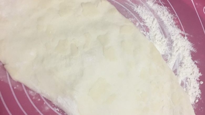 糯米卷,面团排气,用擀面杖擀好长方形,不要太薄不要太厚