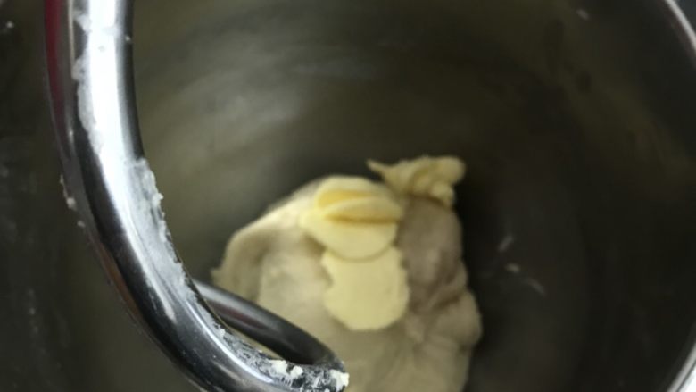 日式桑葚牛奶卷,加入软化好的黄油,2档把黄油揉进面团后转5档
