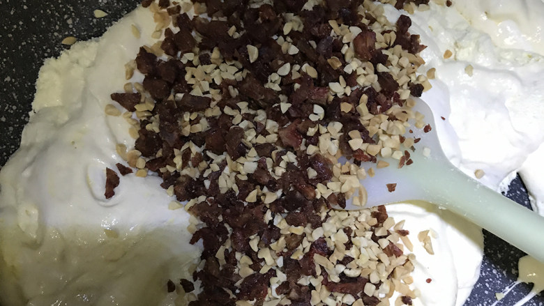 草莓花生牛轧饼干, 然后倒入果干碎,搅拌均匀