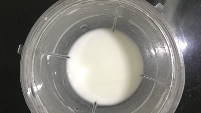 虎皮尖椒酿肉,另外用干淀粉加水,调一点淀粉水准备勾芡用