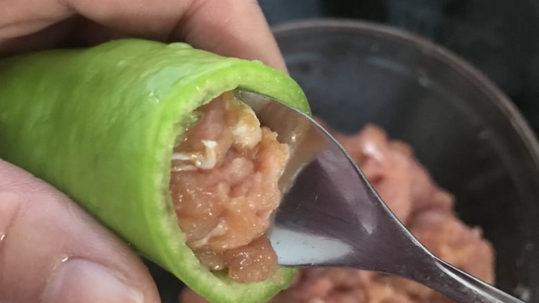 虎皮尖椒酿肉,用小勺子把肉糜填进尖椒里,用筷子!用手指!尽量全部填满!满口的肉才好吃