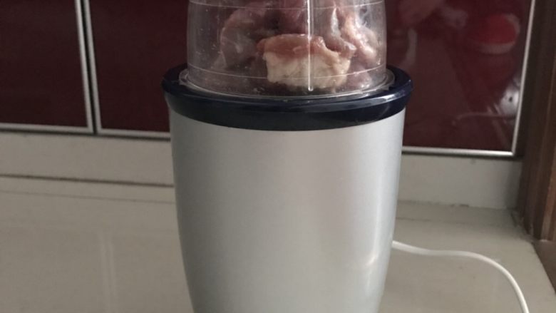 虎皮尖椒酿肉,<a style='color:red;display:inline-block;' href='/shicai/ 414'>猪肉</a>切小块,用料理机加工