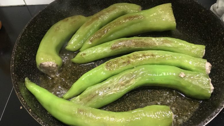 虎皮尖椒酿肉,调完汁,尖椒的一面也该煎好了,翻过来煎另外一面