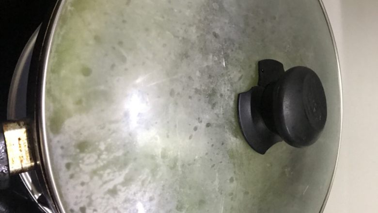 虎皮尖椒酿肉,加盖焖煮一会儿,快收汁的时候倒入适量淀粉水勾芡