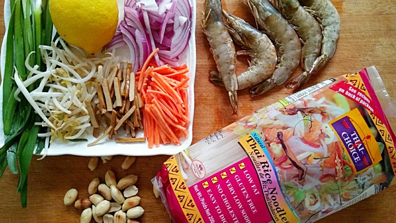 泰式帕泰Pad Thai,准备食材。将所有食材洗净，<a style='color:red;display:inline-block;' href='/shicai/ 25'>胡萝卜</a>切丝，洋葱和豆干，<a style='color:red;display:inline-block;' href='/shicai/ 116'>韭菜</a>切小段，虾去皮。