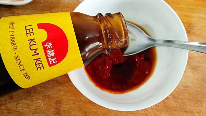泰式帕泰Pad Thai,调酱汁,在碗中加入1勺泰式辣酱,2勺<a style='color:red;display:inline-block;' href='/shicai/ 721'>蚝油</a>。