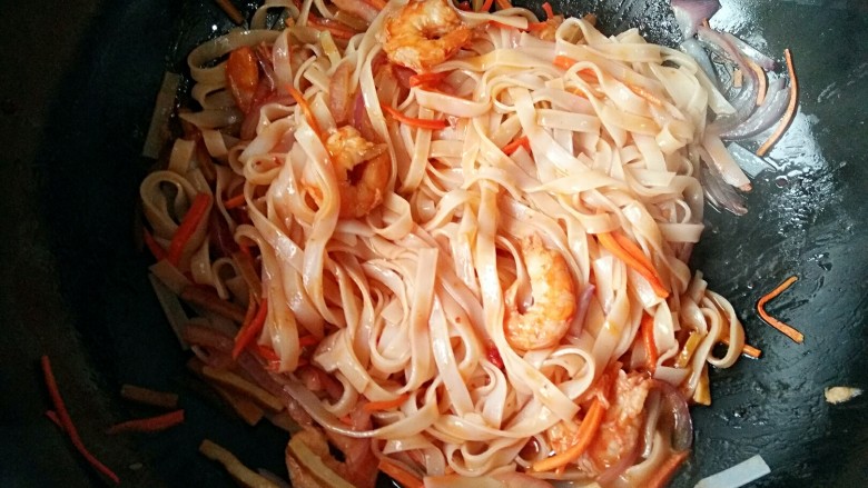 泰式帕泰Pad Thai,翻炒均匀。
