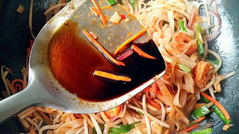 泰式帕泰Pad Thai,最后加入半勺<a style='color:red;display:inline-block;' href='/shicai/ 135263'>老抽酱油</a>翻炒均匀即可。