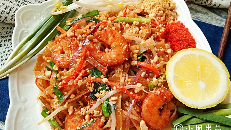泰式帕泰Pad Thai,装盘后撒上一层花生碎,在盘边上摆上柠檬,辣椒粉,花生碎,韭菜和绿豆芽就可以上桌啦。